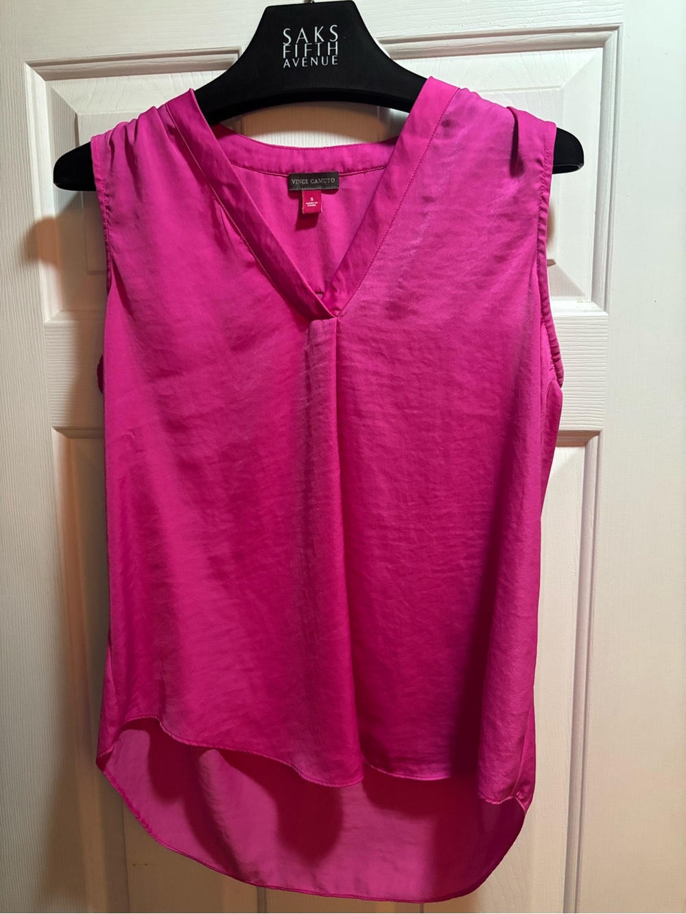 🩷 Vince Camuto Pretty Sleeveless V-Neck Top in Fuchsia-Size Small